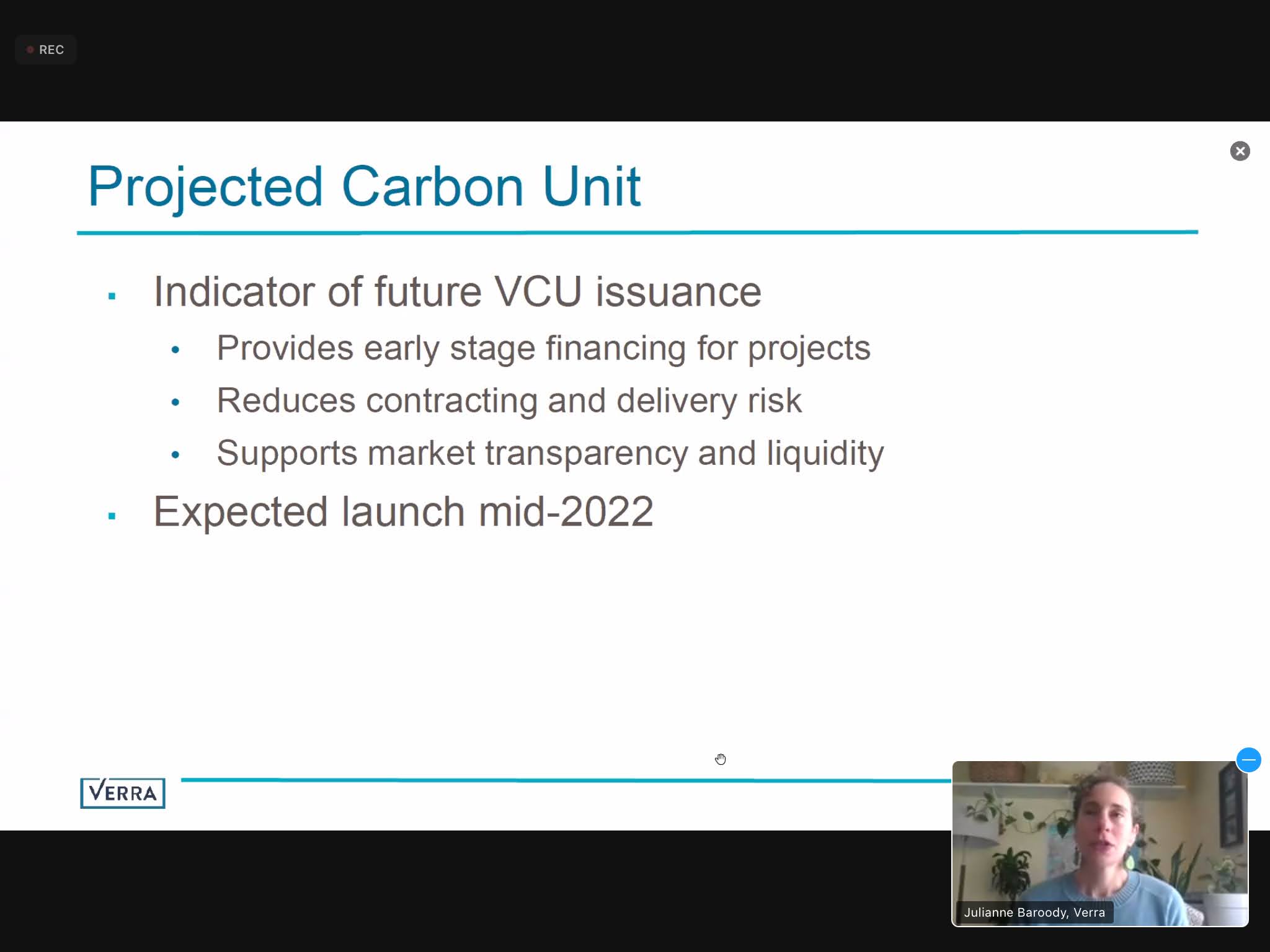 、「Projected Carbon Unit Indicator of future VCU issuance Provides early stage financing for projects Reduces contracting and delivery risk Supports market transparency and liquidity Expected launch mid-2022 VERRA Julianne Baroody Verra」というテキストの画像のようです